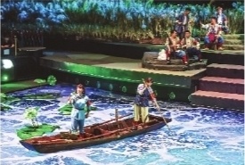 汉秀版首演观众掌声一浪接着一浪"洪湖水浪打浪"62年唱响世界