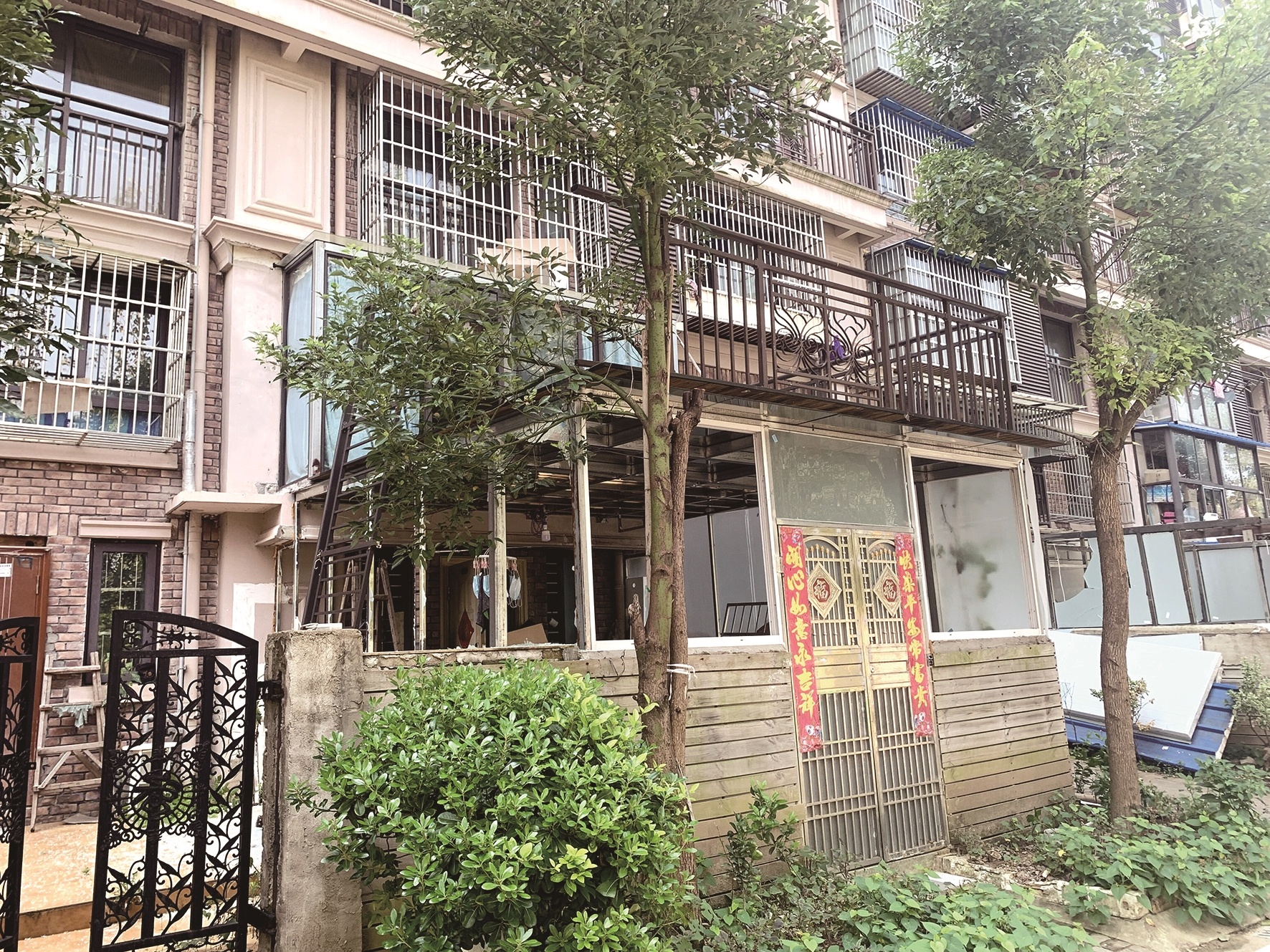 黄陂愉景湾小区一楼阳光房被拆 物业:赠送的院子可以使用,但不能搭建