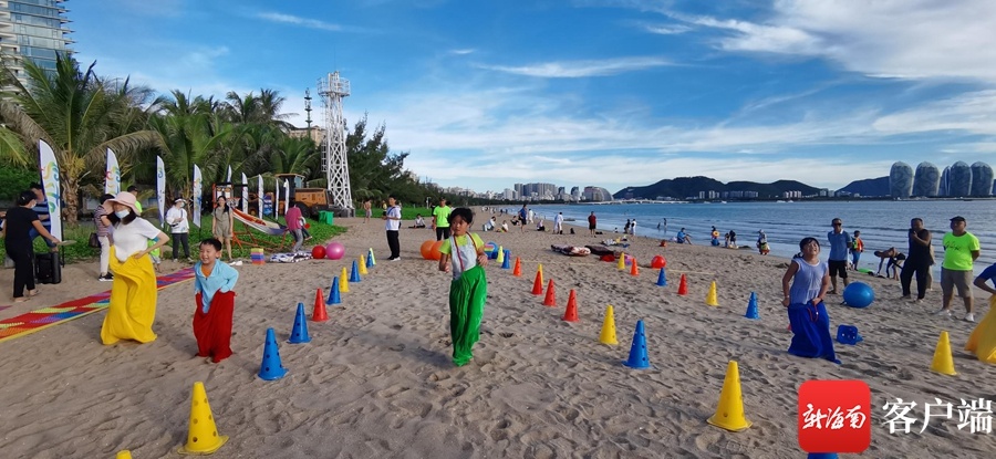 孩子们参与"沙滩儿童袋鼠跳"游戏.记者 刘丽萍 摄