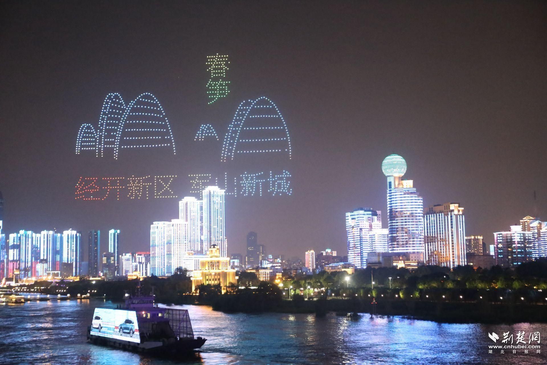 从中国制造到中国智造 长江灯光秀为中国车谷点亮