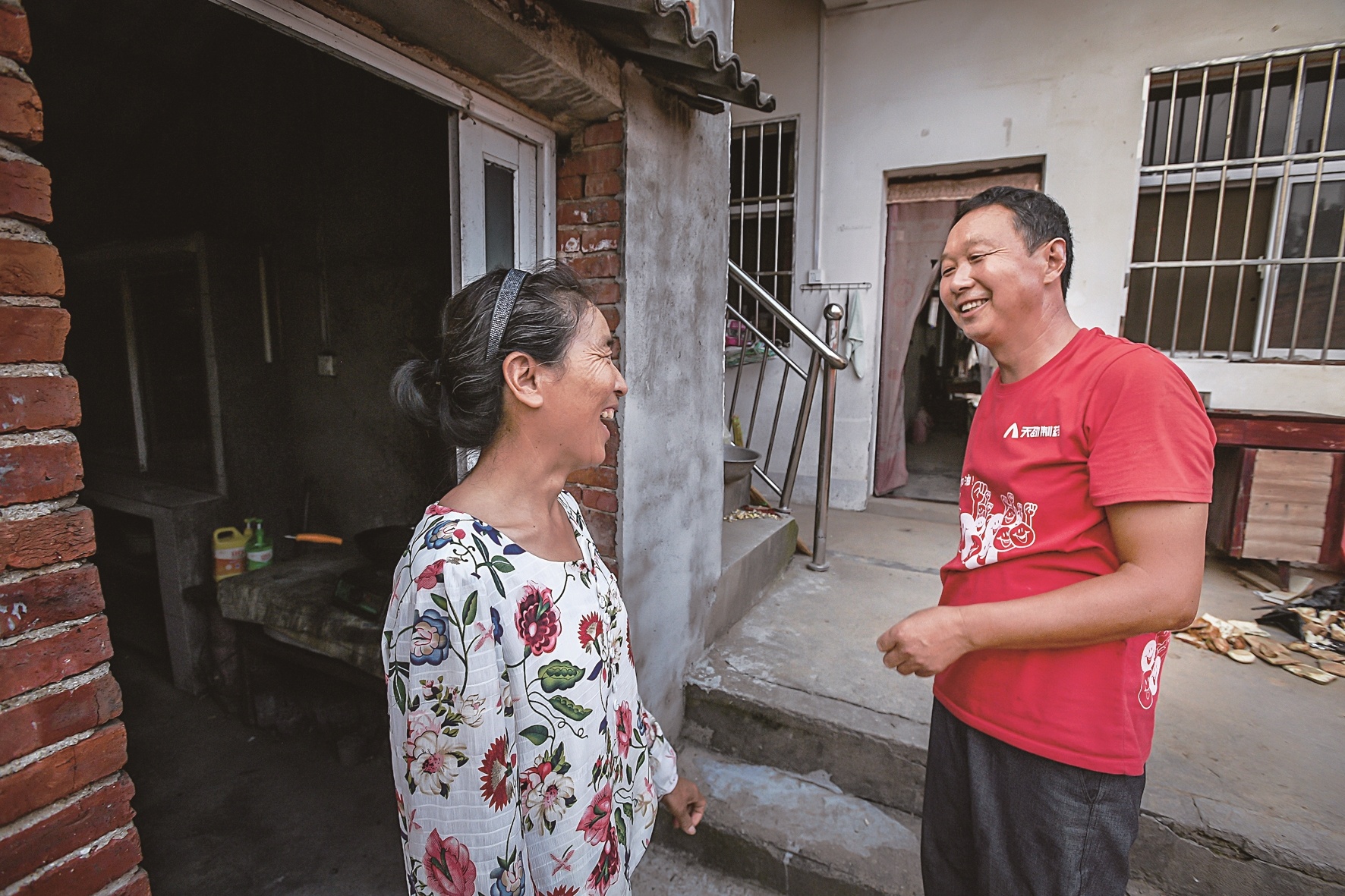 回到家,王文艮在厨房门口和妻子聊天