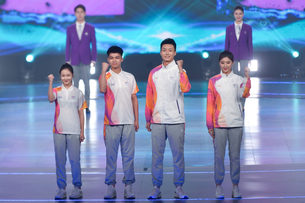 这是9月10日拍摄的杭州亚运会志愿者服装形象发布环节.
