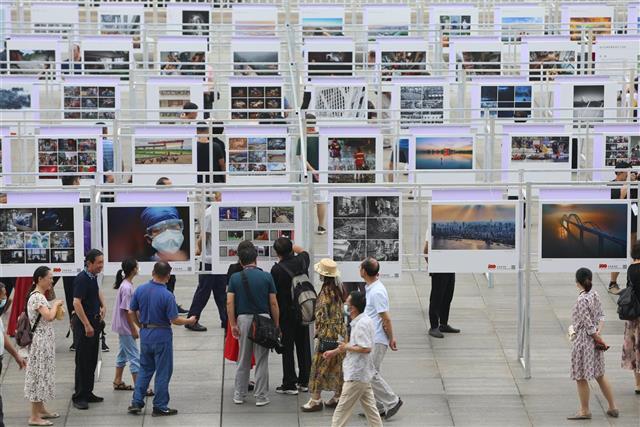 "永远的旗帜"第二十九届湖北省摄影艺术展在襄阳开幕