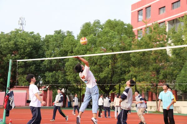 开齐开足体育课,特色课竞相绽放,武汉中小学生运动并快乐着