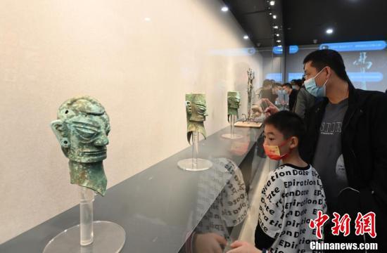 国庆假期 四川三星堆博物馆吸引游客观展