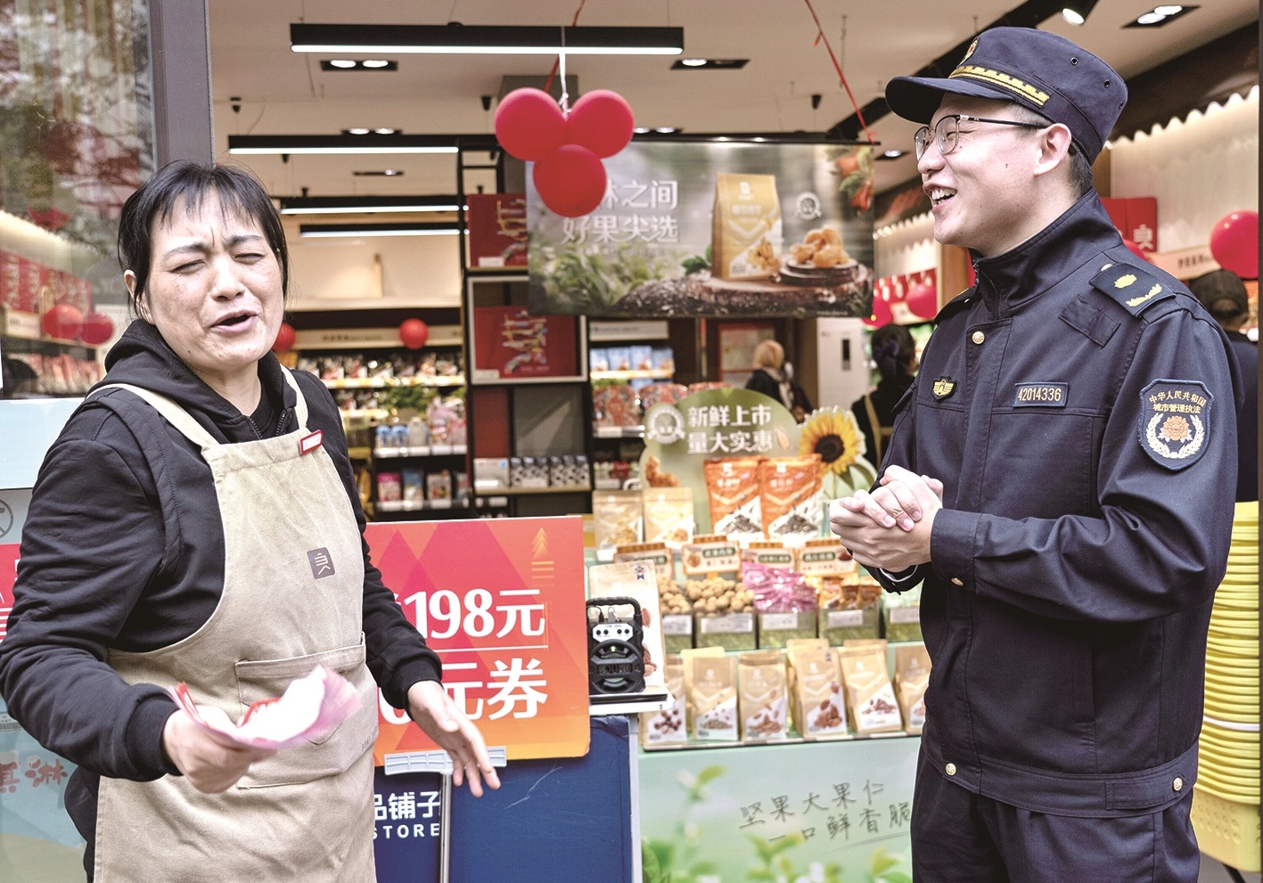 每个月末,郭木成耸最少抽查1000条音视频执法记录,从执法人员的着装