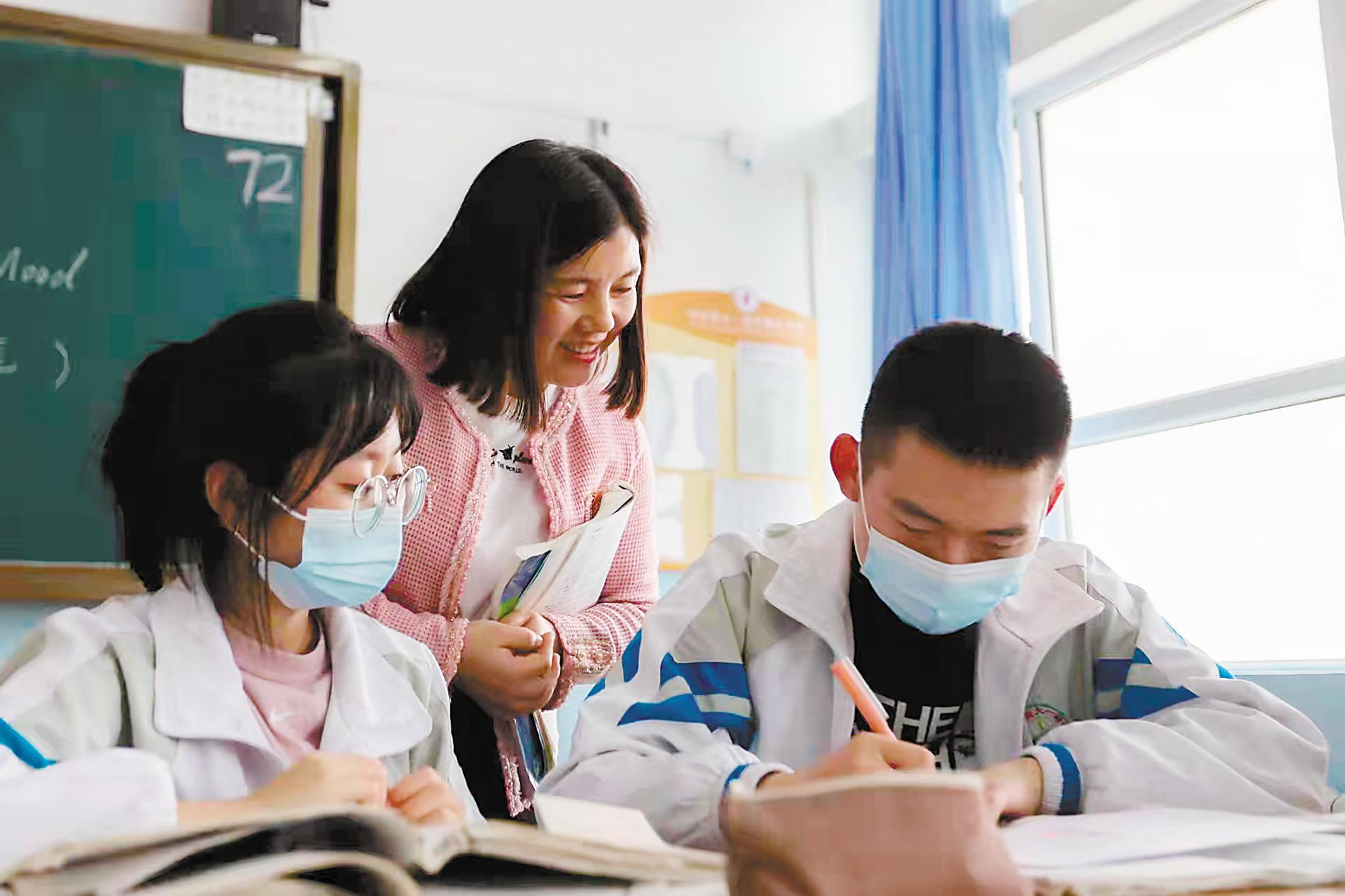 今年,建党百年之际,她作为青山区党史学习教育宣讲团成员,在各单位