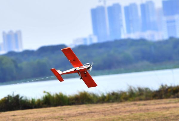 航模飞机升空.长江日报记者喻志勇 摄