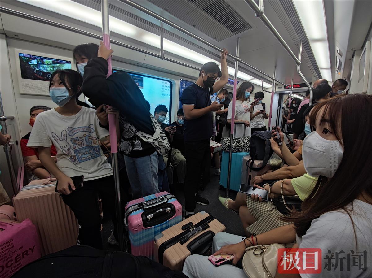 9月30日,国庆节前一天,从上午10点开始,因有大量学生出行,武汉地铁人