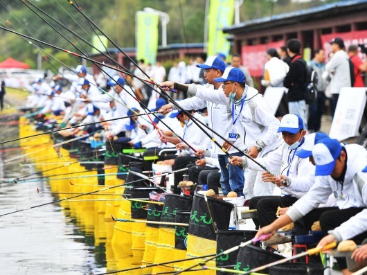 武汉全民健身运动会钓鱼比赛遭遇气温突降, 狡猾的鱼儿难住了百余名