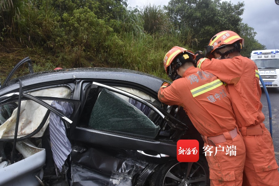 位于g9811海南中线高速琼中段发生一起交通事故,一辆小轿车冲出高