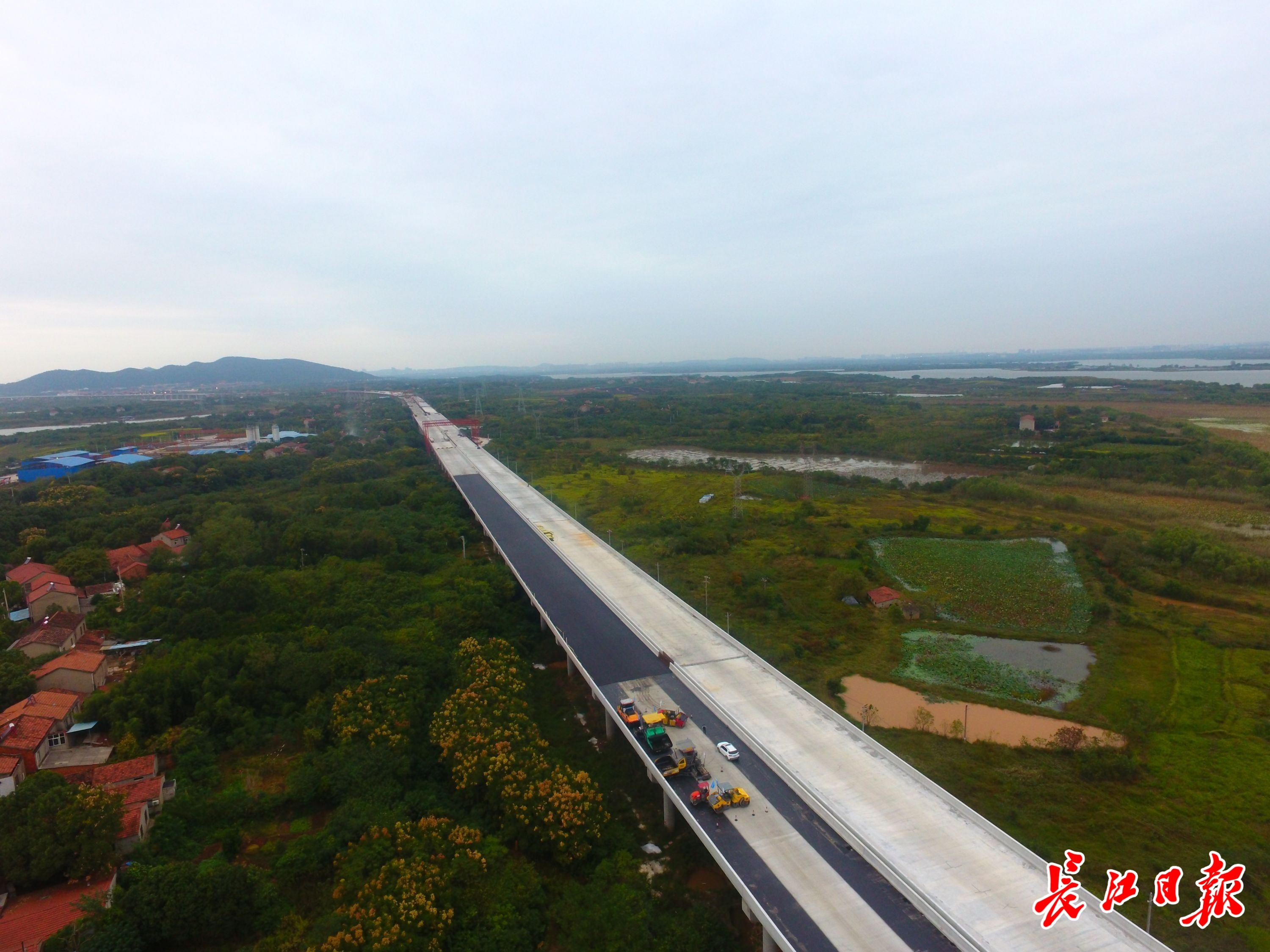 武阳高速武汉段启动试验段沥青摊铺,冲刺年底贯通目标