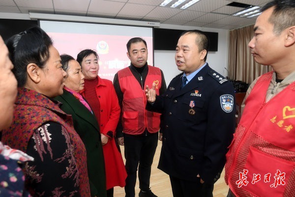 社区居民为他戴上一等功奖章,民警肖利军:辖区的居民们是最可爱的人