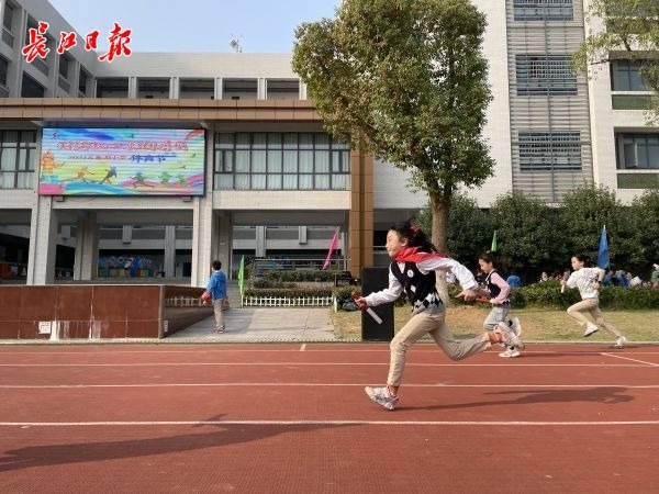 800米跑,投垒球,接力赛……小学生在竞技运动中比志气