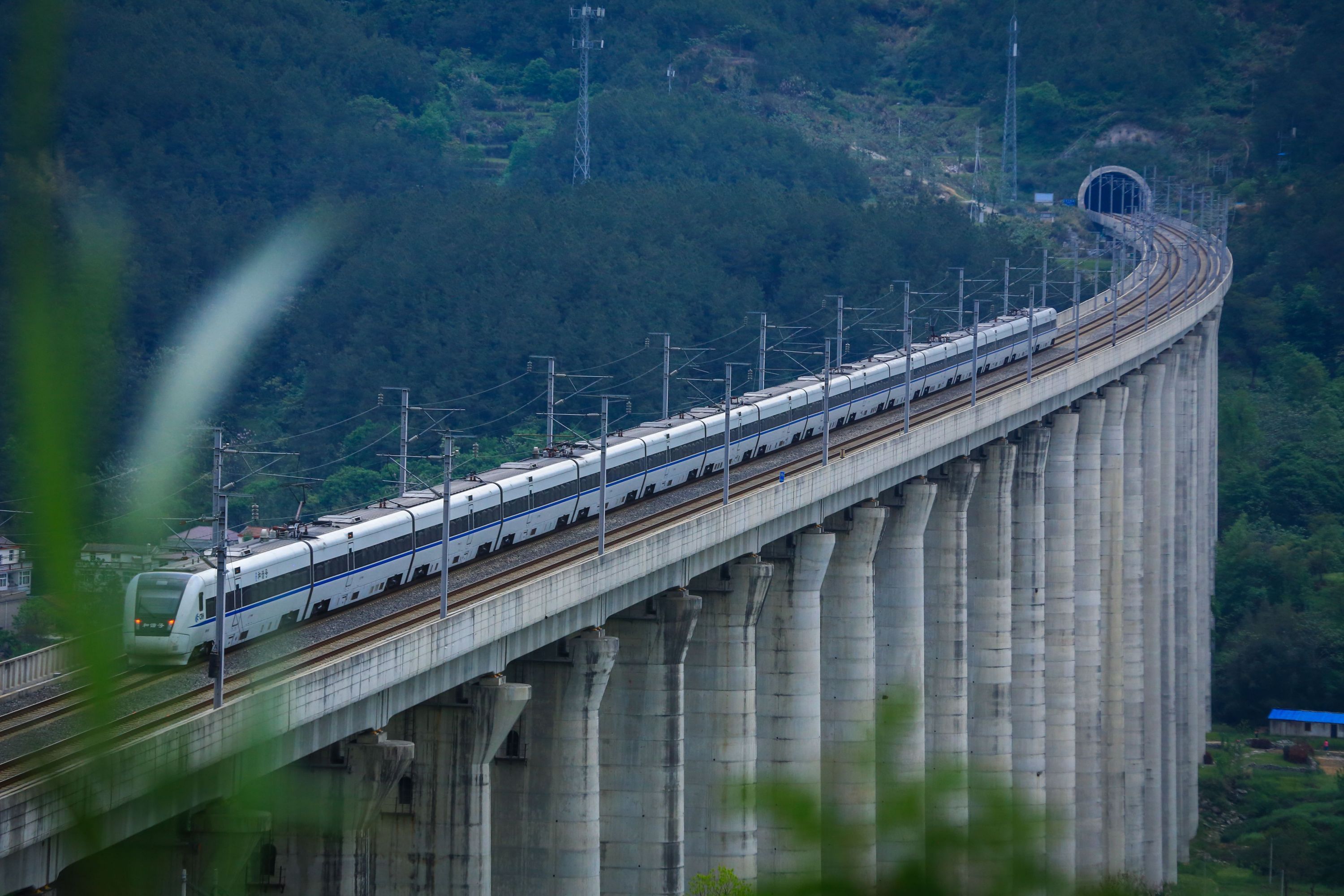 中国哪一条铁路最美,听中国最美最美童话,渝昆铁路中国最美铁路:乘坐最美铁路，感受诗意的“中国之美”