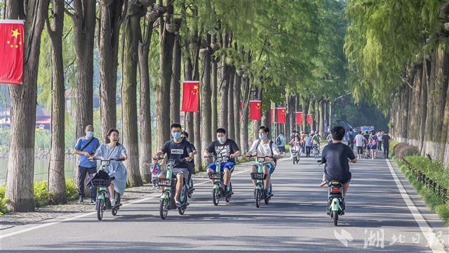 游客休闲漫游东湖绿道