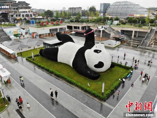 26米长130吨重巨型"大熊猫"国庆长假首迎客