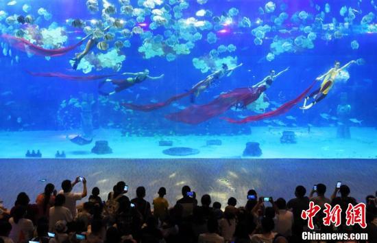 10月1日,在重庆汉海海洋公园内,"美人鱼"演绎梦幻水下芭蕾吸引游客