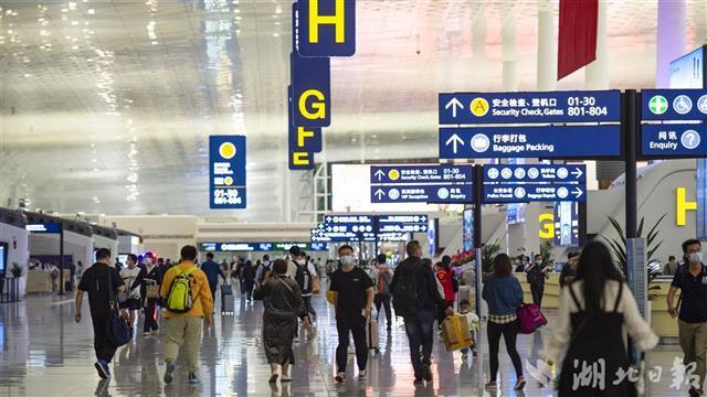 武汉天河机场逐渐迎来国庆返程客流