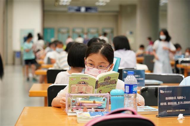 10月2日,湖北省图书馆阅览室,各年龄层的读者们在看书,学习.