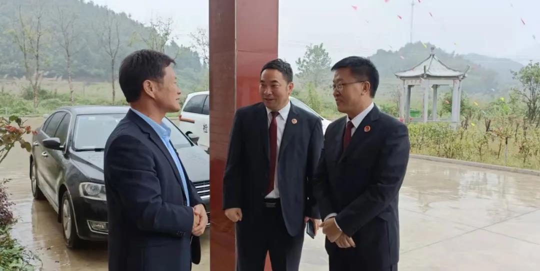 10月15日,迎着绵绵秋雨,阳新县检察院党组书记,代检察长曹中启,同该院