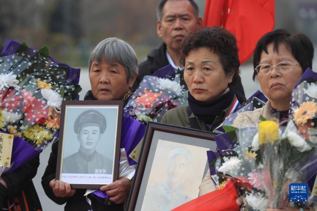 新华全媒丨永恒的思念志愿军老战士和烈士家属代表祭扫英烈
