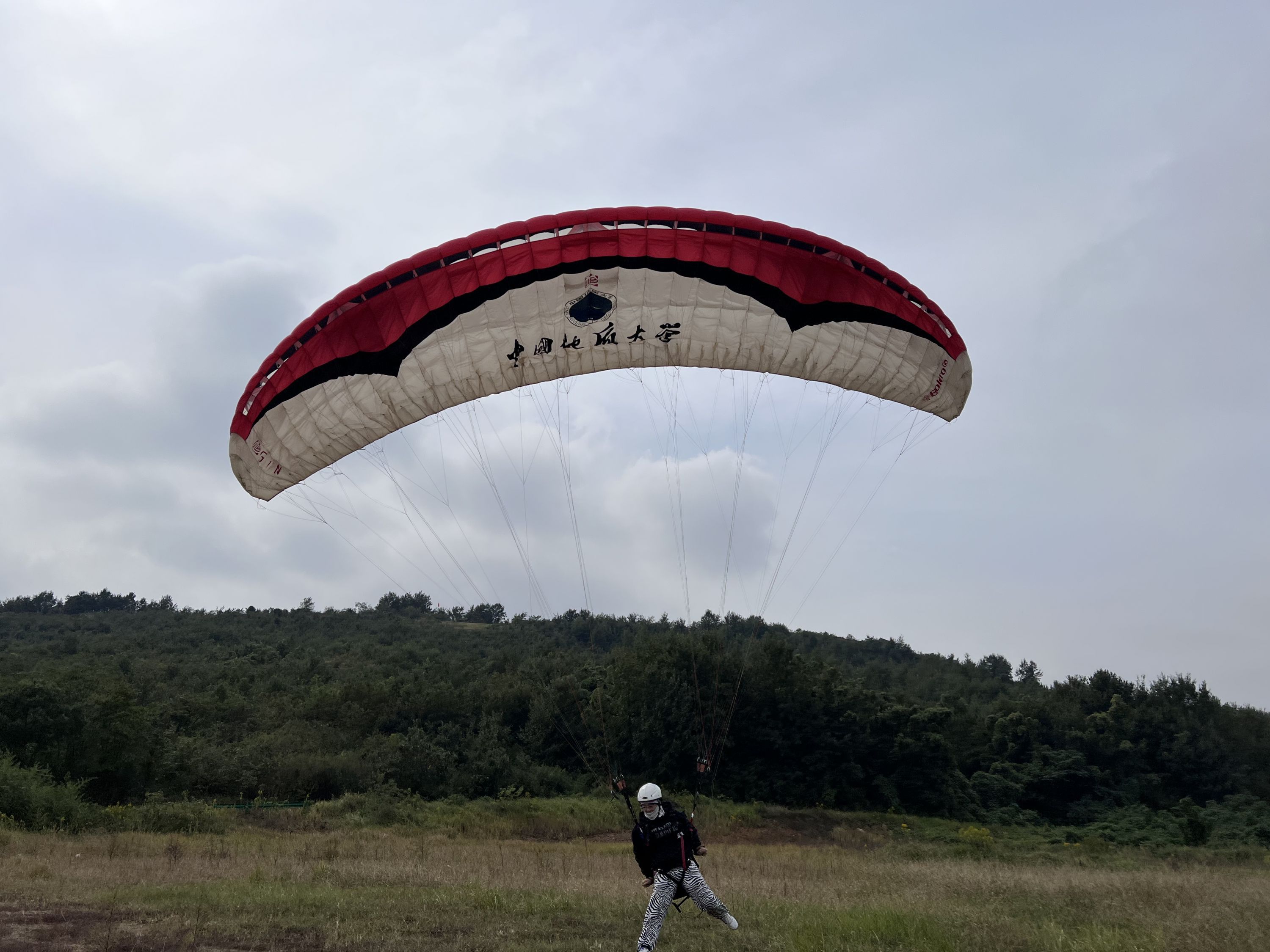 在课堂上学习“迎风飞翔”，全国唯一开设滑翔伞课程的高校在武汉