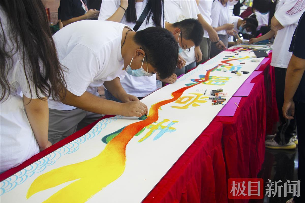 建党100周年大学生绘画,大学生绘画 学生现场绘制了"永远跟党走"主题画卷,向建国72周年和建党100周年献礼