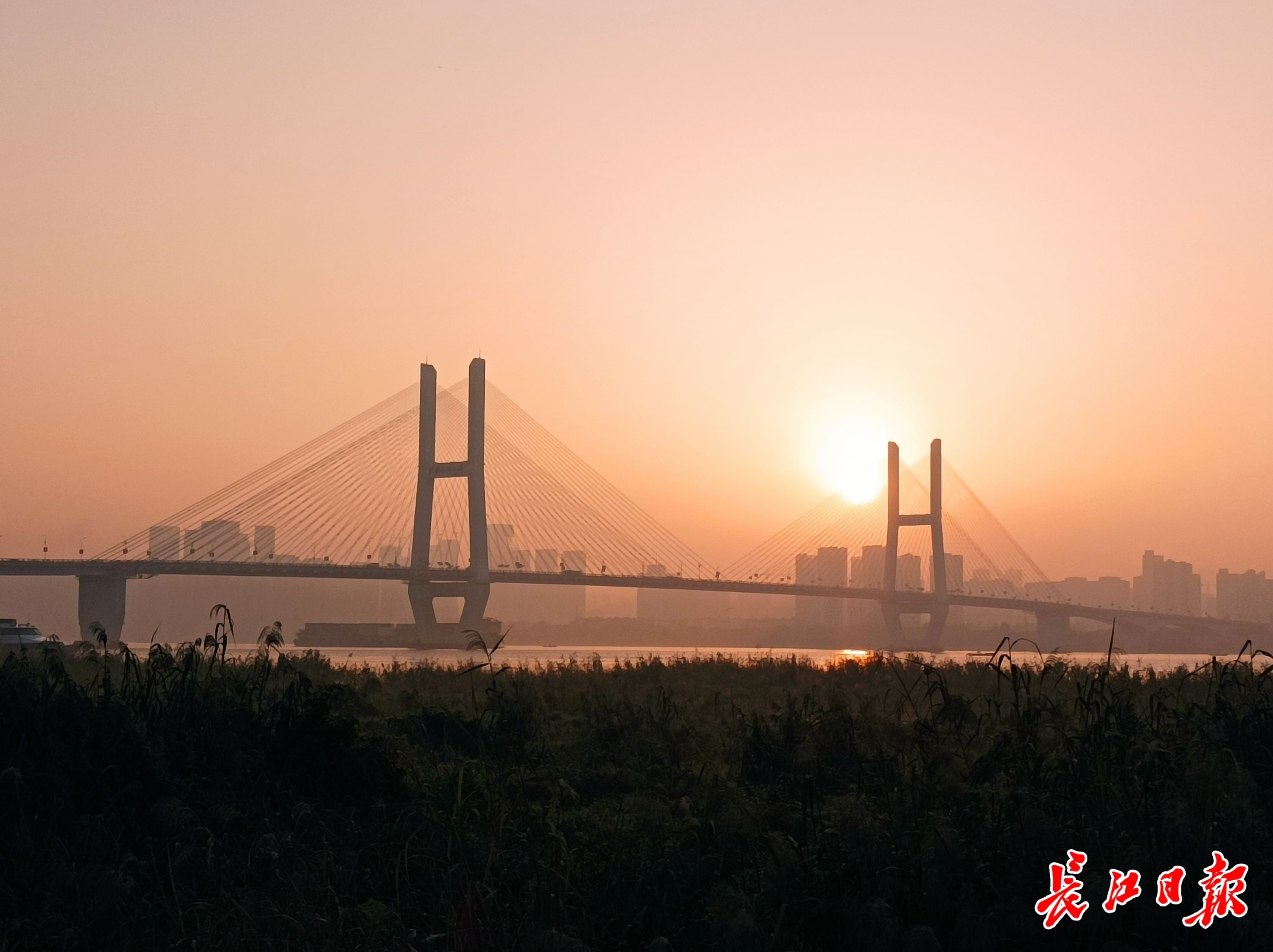 日出東方！國(guó)慶節(jié)，武漢的第一縷陽(yáng)光，一起祝福新中國(guó)生日快樂！(圖2)