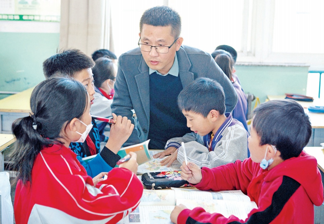 "通过高清地图,宁夏的学生们找到了武汉市和石嘴山市,有好奇的学生