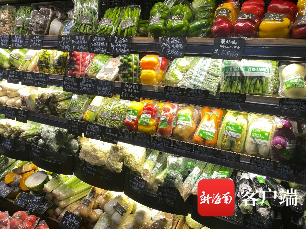 海口一家超市内菜品充足.(记者王子遥 摄)