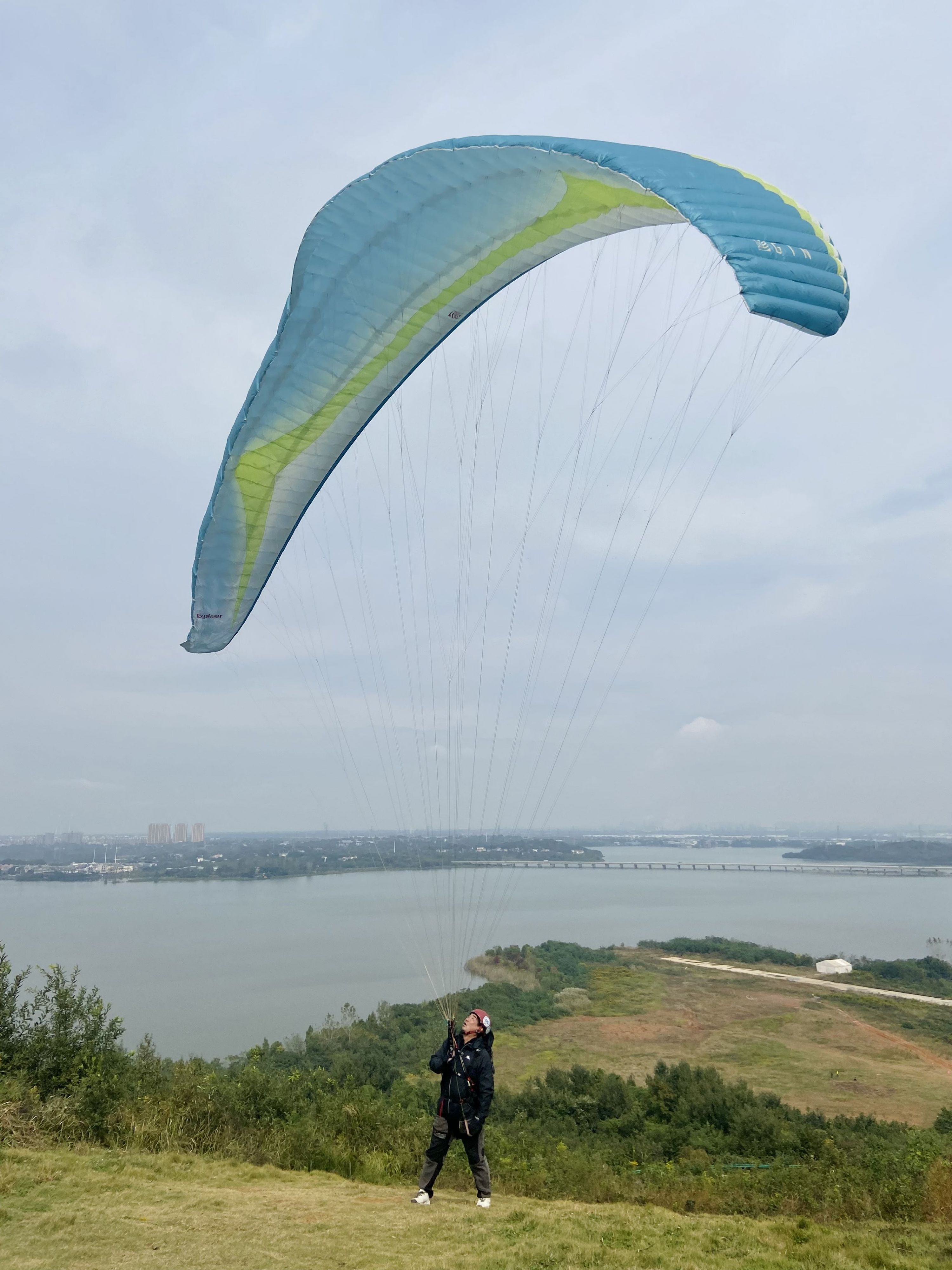 在课堂上学习“迎风飞翔”，全国唯一开设滑翔伞课程的高校在武汉