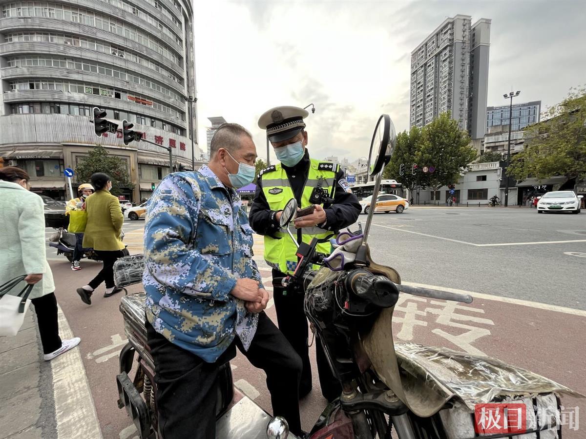 180人骑车逆行受罚!武汉交警周日继续严查电动自行车违法