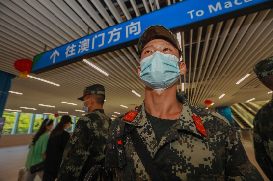 武警官兵国庆巡逻青茂口岸