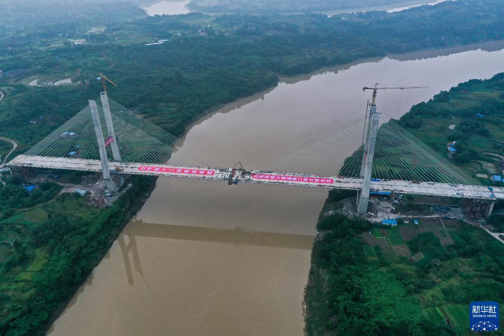 合安高速公路嘉陵江特大桥渠江特大桥顺利合龙