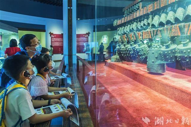 荆楚网>新闻频道>湖北日报10月4日,游客们在湖北省博物馆参观.