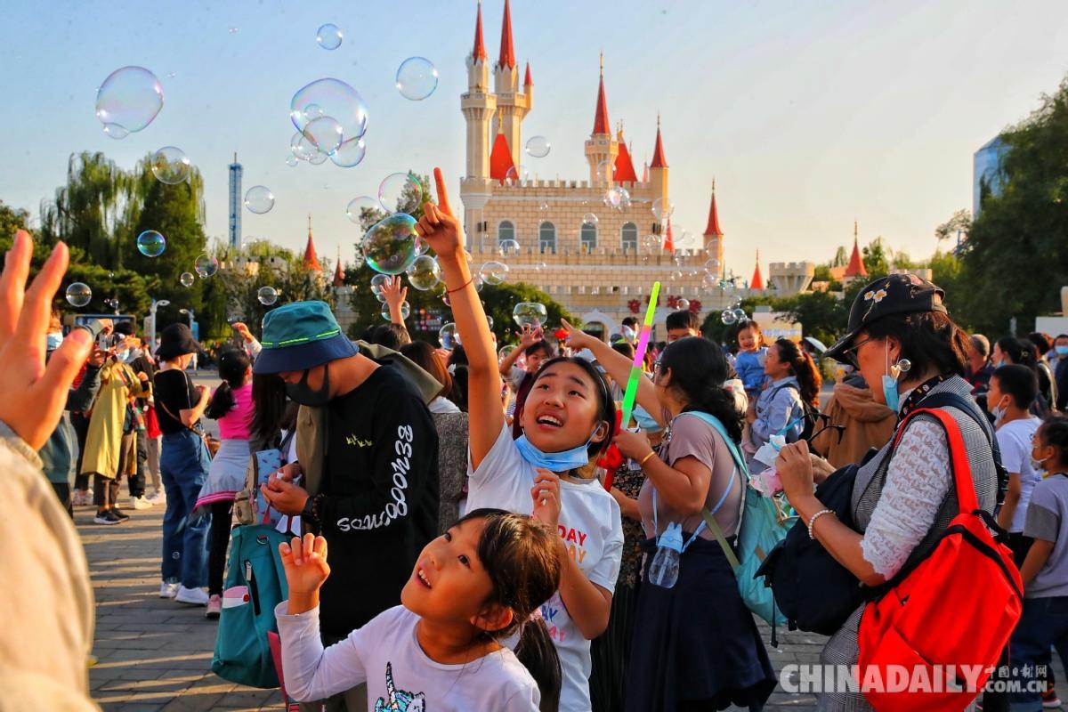 北京石景山游乐园举办国庆游园会