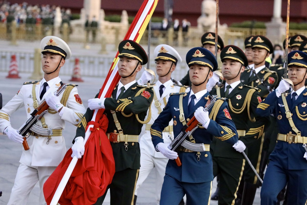 10月1日晨,中国人民解放军仪仗队护送国旗走向升旗台.