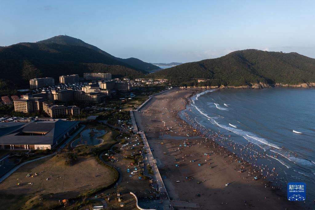 空中俯瞰朱家尖东沙湾海滨浴场(10月5日摄,无人机照片).