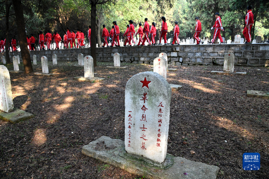 学生们为革命先烈擦拭墓碑,描红碑文,追忆先烈光辉事迹,珍惜当下美好