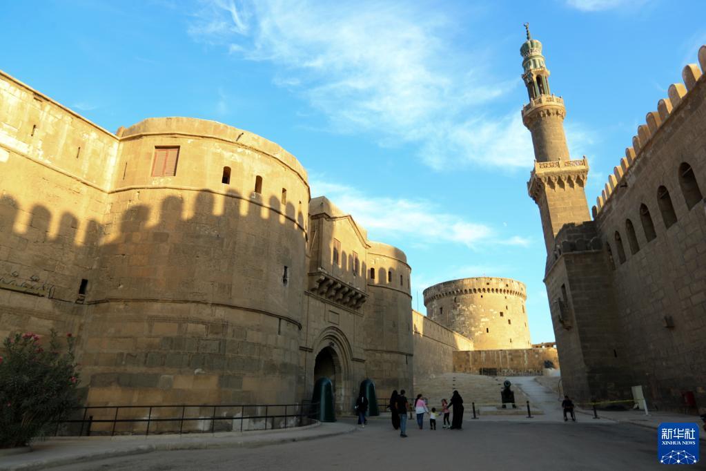 荆楚网>新闻频道>图片10月14日,游客在埃及首都开罗的萨拉丁城堡参观.