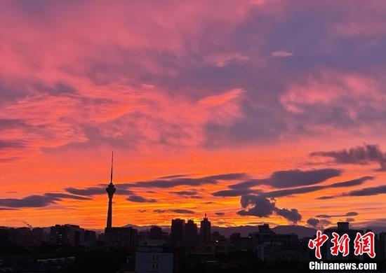 绵绵秋雨后 北京出现绝美晚霞
