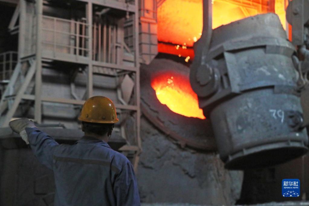 8月18日,在本钢板材炼钢厂,炼钢作业区工人在进行转炉冶炼作业.