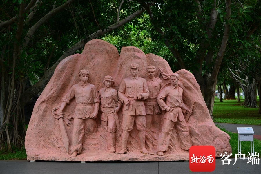 原创组图丨海口万绿园举办赏雕塑忆党史红色主题雕塑作品展