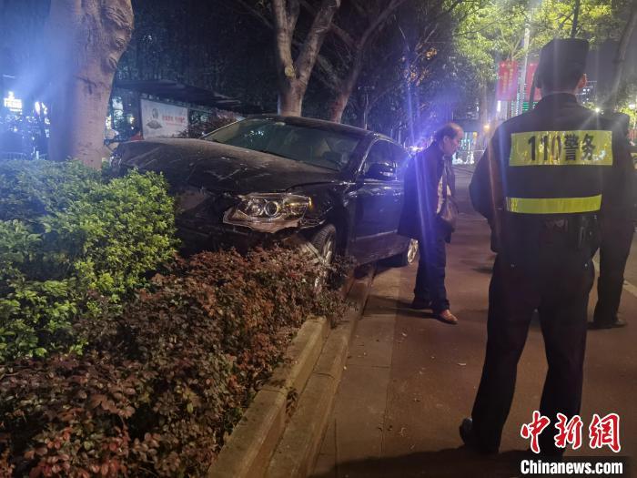 广西柳州轿车冲入非机动车道撞翻多辆电动车7人受伤