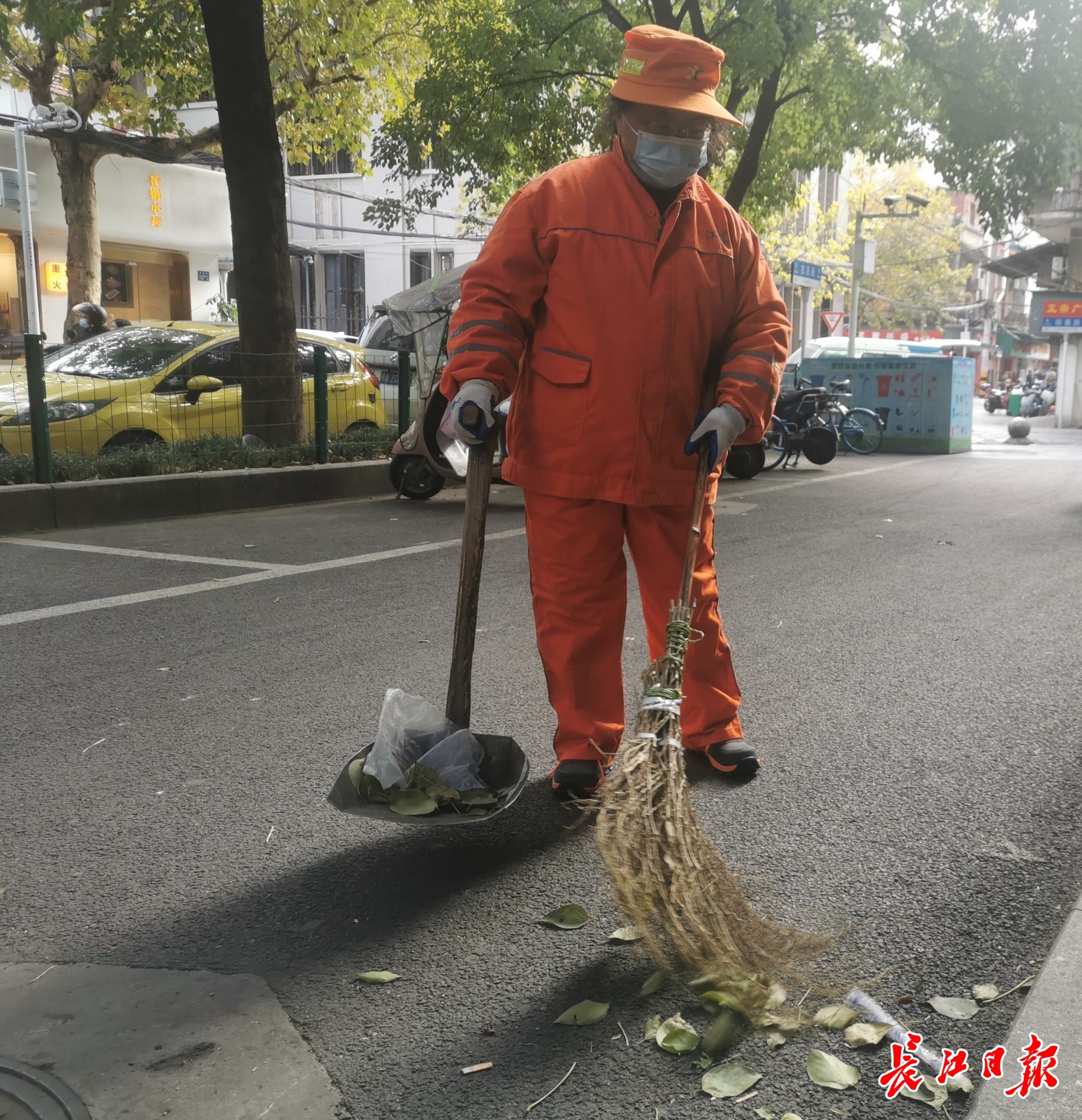 环卫工扫大街扫出8根金条,4小时后物归原主