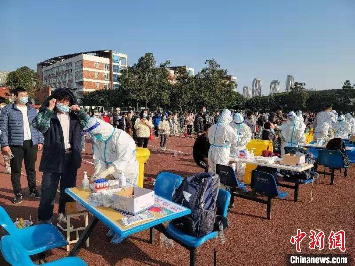 成都理工大学第三次核酸检测现场. 成都理工大学供图