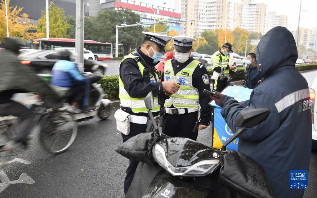 11月1日,交通警察在海淀区中关村大街进行电动自行车车辆信息核查.