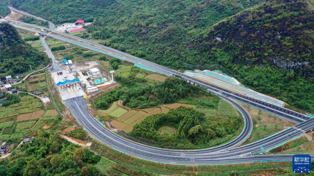 日前,广西桂林至柳城高速公路(新桂柳高速)已经基本建成,即将通车.