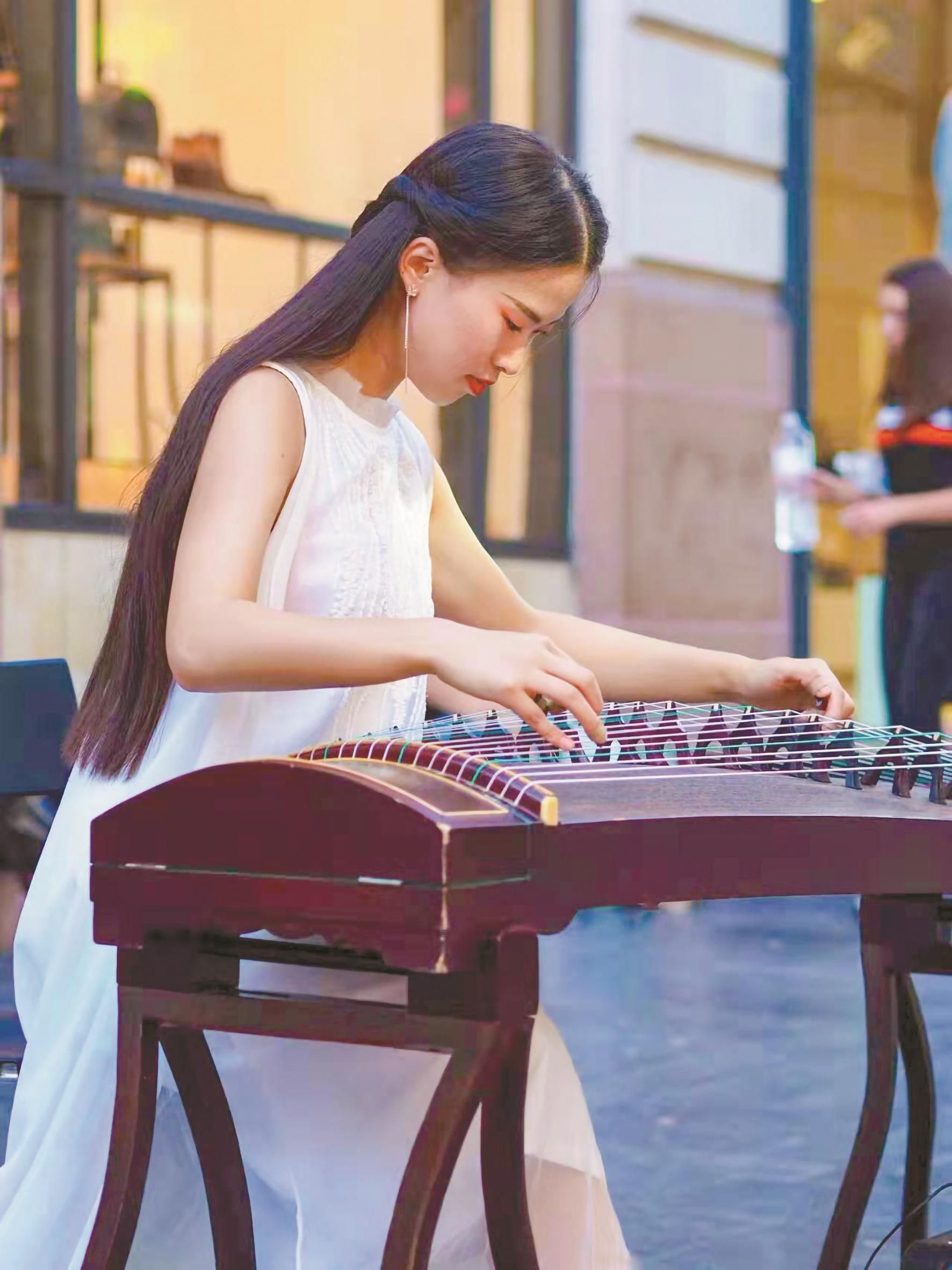武音毕业的湘妹子法国街头弹奏古筝 致力传播中国民族音乐